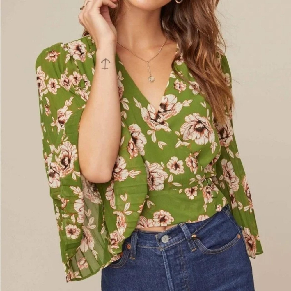 ASTR THE LABEL Green Floral Pleated Sleeve Wrap Blouse. Size Medium. - Picture 3 of 10